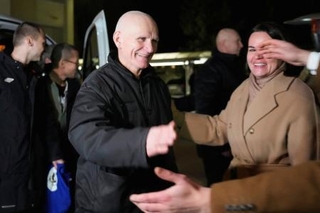 　釈放後、リトアニアの米国大使館に到着し、ベラルーシの反体制指導者らに迎えられるビャリャツキ氏＝１３日（ロイター＝共同）