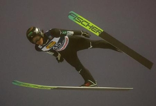 　４位に入った二階堂蓮の飛躍＝クリンゲンタール（ロイター＝共同）