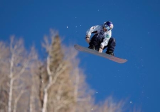 　男子ビッグエア決勝　ジャンプする荻原大翔＝スティームボートスプリングズ（共同）