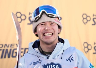 　男子ビッグエアで優勝し、笑顔を見せる荻原大翔＝スティームボートスプリングズ（共同）