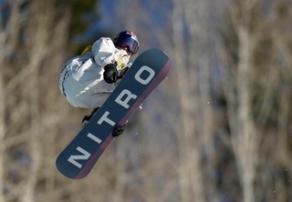 　女子ビッグエア決勝　ジャンプする鬼塚雅＝スティームボートスプリングズ（共同）