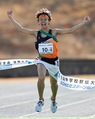　全国中学校駅伝男子でゴールする、優勝した木瀬のアンカー高橋愛理＝滋賀県希望が丘文化公園