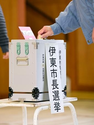　静岡県伊東市長選の投票をする有権者＝１４日午後、伊東市