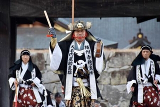 　「赤穂義士祭」で大石内蔵助役を務めた俳優の内藤剛志さん（中央）＝１４日午後、兵庫県赤穂市