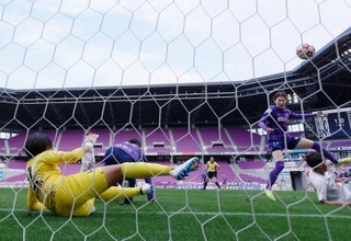 　広島-Ｃ大阪ヤンマー　前半、チーム２点目のゴールを決める広島・中嶋（右上）。ＧＫ名和＝サンガＳ