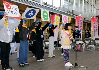 　地元の小学生（左）と防犯イベントに参加した永尾柚乃さん＝１４日午後、名古屋市