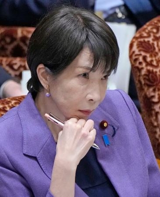 　参院予算委で質問を聞く高市首相＝１５日午前