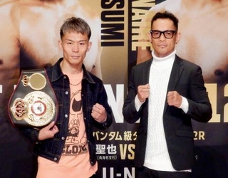 　撮影に応じるＷＢＡバンタム級正規王者の堤聖也（左）と暫定王者のノニト・ドネア＝１５日、東京都内