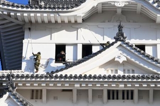 　陸上自衛隊員による「すす払い」が行われた姫路城＝１６日午前、兵庫県姫路市