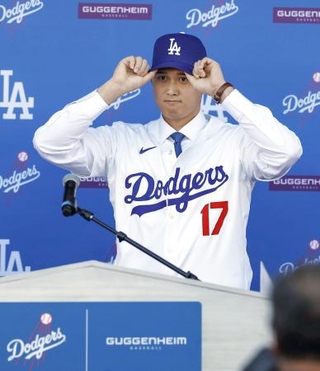 　ユニホームを着てドジャースの入団記者会見をする大谷翔平＝２０２３年１２月、ロサンゼルスのドジャースタジアム（共同）