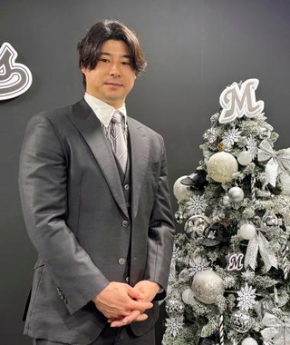 　契約更改交渉後、写真撮影に応じるロッテの藤岡＝１６日、ＺＯＺＯマリンスタジアム