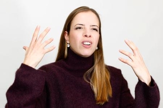 　インタビューに答えるカロリナ・コストナーさん