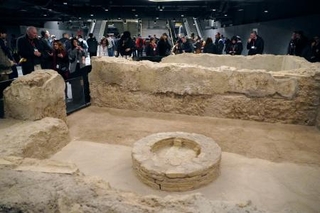 　ローマの地下鉄駅に展示された住居跡＝１６日（共同）