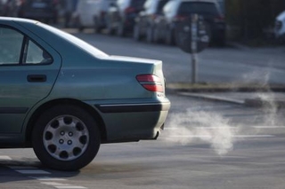　排ガスを出す自動車＝１６日、ドイツ・ベルリン（ロイター＝共同）