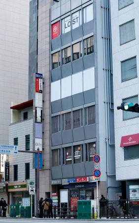 　放火殺人事件発生から４年となった大阪・北新地のビル＝１７日朝