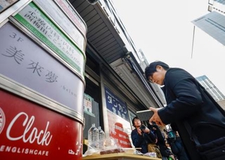 　大阪・北新地の放火殺人事件から４年となり、ビルの前でお経を読む西沢弘太郎院長の妹伸子さん＝１７日午前