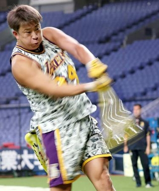 　２０２５年の「関西スポーツ紙写真部長会賞」で最優秀賞に選ばれた報知新聞・谷口健二記者の「幻惑のバット」