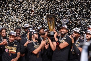 　スパーズとのＮＢＡカップ決勝を制し、トロフィーを手に喜ぶニックスの選手たち＝ラスベガス（ＮＢＡＥ・ゲッティ＝共同）