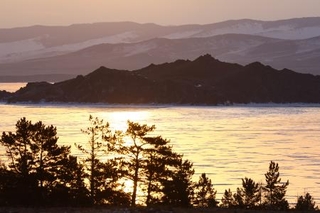 　朝焼けのバイカル湖＝３月、ロシア・イルクーツク州（タス＝共同）