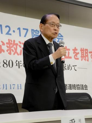 　空襲連の集会であいさつする議連の平沢勝栄会長＝１７日午後、国会内