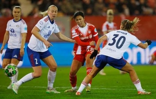 　サッカー女子欧州ＣＬのボーレレンガ戦でプレーするバイエルン・ミュンヘンの谷川萌々子（中央）＝１７日、ミュンヘン（ロイター＝共同）