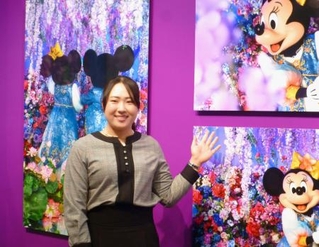 　写真展を鑑賞した女子ゴルフの竹田麗央＝１８日、東京都港区（（Ｃ）Ｄｉｓｎｅｙ）