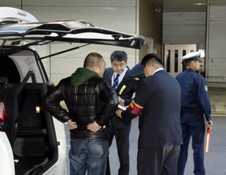 　羽田空港で白タクの取り締まりを行う警視庁の警察官ら＝２０１７年１２月
