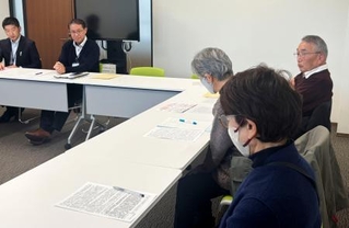 　福井県高浜町の担当者ら（左）と面会する市民団体のメンバー＝１８日午後、高浜町