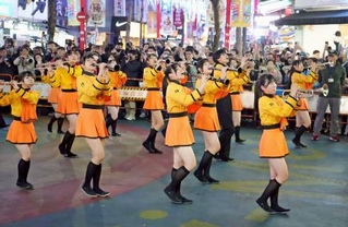 　マーチングを披露する京都橘高の生徒ら＝１８日、台北市（共同）