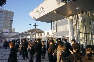 　ＪＲ八戸線の運休が続き、長い列ができた八戸駅前のバスターミナル＝１６日、青森県八戸市