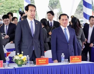 　１９日、ベトナム北部ラオカイ省ラオカイで開かれた式典に出席するブイ・タイン・ソン副首相（右）と中国の何イ駐ベトナム大使（共同）