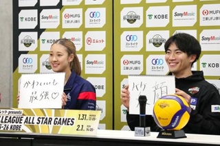 　バレーボールＳＶリーグのオールスター戦に向け、記者会見する女子の佐藤淑乃（左）と男子の水町泰杜＝１９日、東京都内