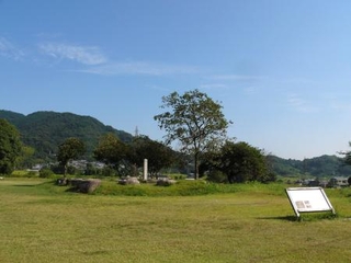 　京都府木津川市の「恭仁宮跡」（同市提供）