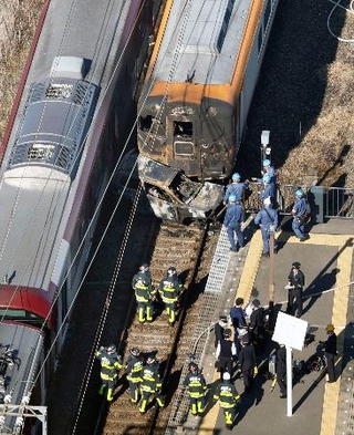 　車と衝突した近鉄京都線の特急列車＝２０日午後０時３７分、京都府精華町（共同通信社ヘリから）