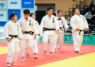 　全日本学生柔道男女混合団体大会の１次リーグで、近大に勝利した川端（右から３人目）ら国士舘大＝沼津市総合体育館
