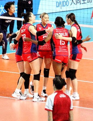 　バレーボールの全日本選手権の女子準決勝で、姫路からポイントを奪って喜ぶＮＥＣ川崎の選手たち＝京王アリーナＴＯＫＹＯ