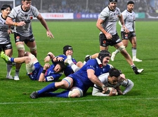 　静岡-ＢＬ東京　後半、攻め込むＢＬ東京・タマニバル（右下）。この後逆転トライを決める＝ヤマハ