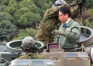 　陸上自衛隊相浦駐屯地の視察で、水陸両用車に乗り込んだ小泉防衛相＝２１日午後、長崎県佐世保市