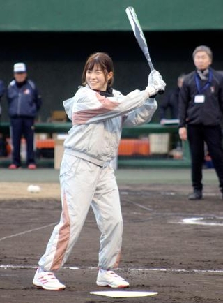 　主催した小学生のソフトボール大会で、打席に立つ女子ゴルフの渋野日向子＝２１日、岡山県倉敷市