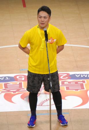 　ファン交流イベントに参加し、あいさつする楽天・則本＝２１日、仙台市