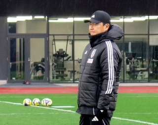 　Ｕ-２２日本代表の合宿で練習を見守る大岩監督＝千葉市内