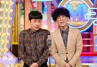 　「Ｍ-１グランプリ２０２５」で優勝した「たくろう」の赤木裕さん（左）ときむらバンドさん＝２１日夜、東京・六本木のテレビ朝日（（Ｃ）Ｍ-１グランプリ事務局）