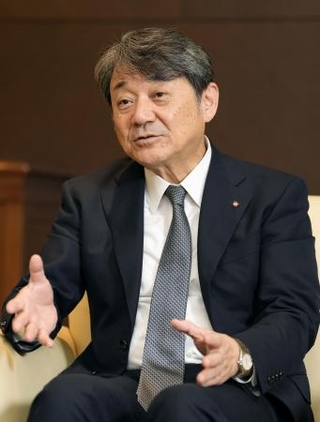 　インタビューに答える日本生命保険の朝日智司社長