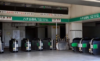 　「足利スクランブルシティスタジオ」のハチ公前改札のセット＝１１月、栃木県足利市