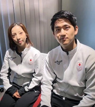 　全日本選手権閉幕から一夜明け、取材に応じる、フィギュアスケートのミラノ・コルティナ冬季五輪代表の三浦璃来（左）、木原龍一組＝２２日、東京都内