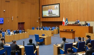 　鳥取県議会の本会議＝２２日午前