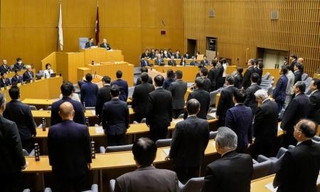 　非核三原則の堅持を政府に求める意見書を可決した広島県議会の本会議＝２２日午前