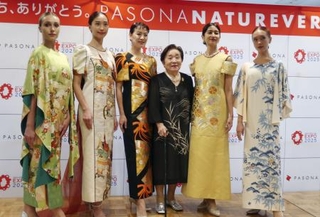 　パソナグループが大阪・関西万博のパビリオンでＶＩＰの接客に使ったドレス。右から３人目はファッションデザイナーの藤本ハルミ氏＝２０２４年９月、大阪市
