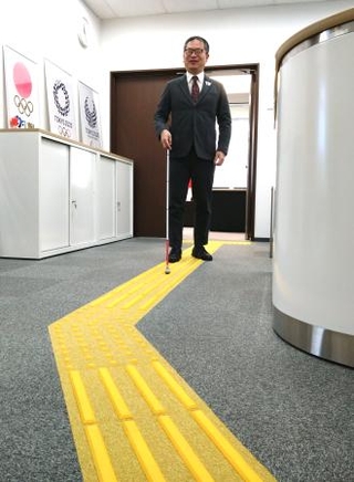 　スポーツ庁長官室周辺に設置された点字ブロック。奥は河合純一長官＝２２日