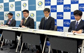 　記者会見する公取委の担当者ら＝２２日午後、東京都港区